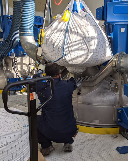 Process-Safety Image of a worker with a suspended bulk bag